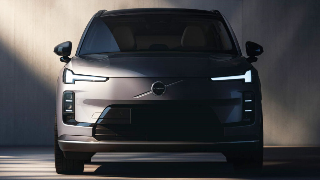 فولفو تكشف عن XC70 الهجينة الجديدة